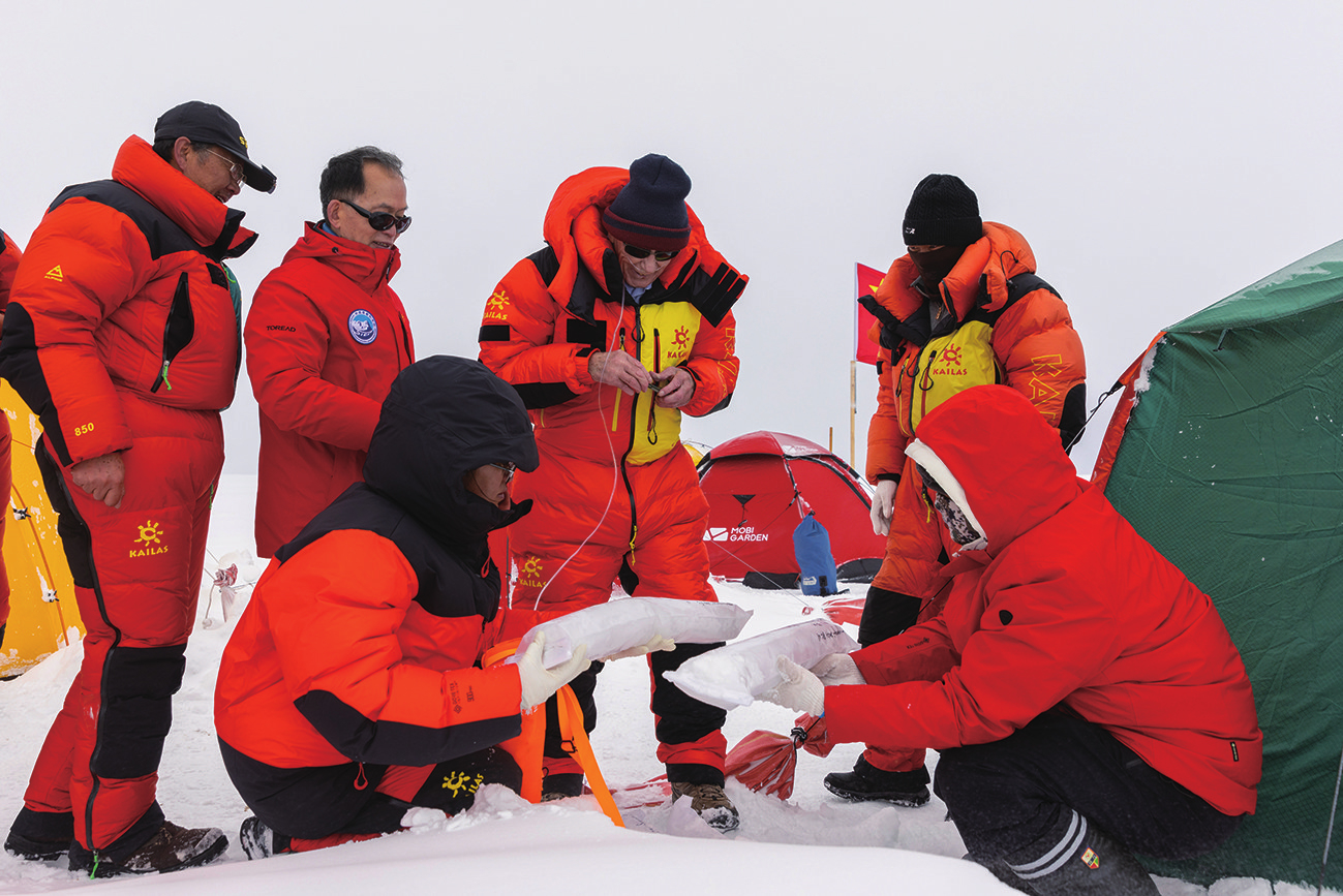 2024ལོར། ཀྲུང་ཨའི་མཉམ་འབྲེལ་ཚན་རིག་རྟོག་ཞིབ་རུ་ཁག་གི་རུ་མིས(གཡོན་གྱི་བཞི་པ་ཐང་ཕུའུ་སེན་ཡིན)བུ་རོགས་གངས་རིའི་འཁྱགས་ཐང་ནས་བླངས་པའི་འཁྱགས་སྙིང་གི་མ་དཔེར་ལྟ་ཞིབ་བྱེད་བཞིན་པ།