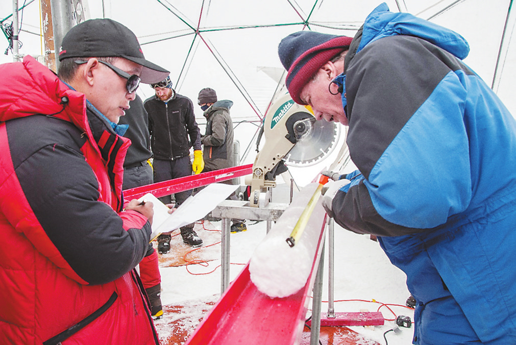 2015ལོར། ཐང་ཕུའུ་སེན(གཡས)དང་ཡའོ་ཐན་ཏུང(གཡོན)གིས་ཀུའུ་ལི་ཡཱ་འཁྱགས་རོམ་གྱི་རྒྱལ་ཁབ་ལྔའི་མཉམ་འབྲེལ་ཚན་ཞིབ་བྱེད་སྒོའི་ཁྲོད་འཁྱགས་སྙིང་གི་རིང་ཚད་འཇལ་བཞིན་པ། （གོང་གི་པར་རིས་ཚང་མ་མཚོ་བོད་ཞིབ་འཇུག་སུའོ་ཡིས་མཁོ་འདོན་བྱས）