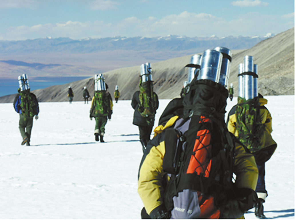 2006ལོར། ཀྲུང་ཨའི་མཉམ་འབྲེལ་ཚན་རིག་རྟོག་ཞིབ་རུ་ཁག་གི་རུ་མིས་ནཱ་མུའུ་ནཱ་ཉི་ཡི་འཁྱགས་སྙིང་གི་མ་དཔེ་ཁྱེར་ནས་ཚན་ཞིབ་སྒར་ས་ཆེ་མོར་ལོག་བཞིན་པ།