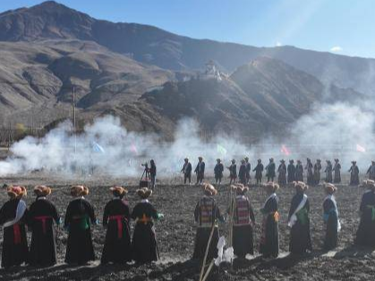 西藏雍布拉康脚下举行春耕仪式 播撒新春第一粒种子