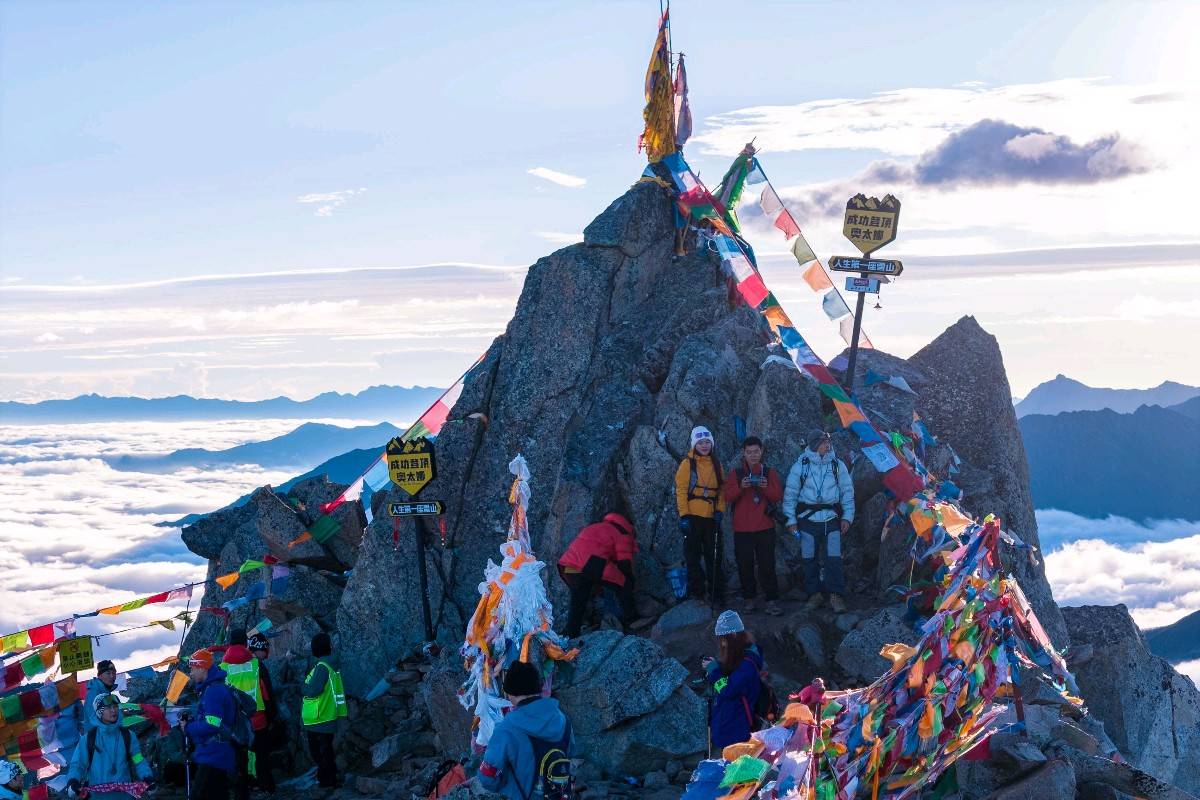 秘境黑水·一见倾心｜冰川彩林映雪山，藏寨人文润心田