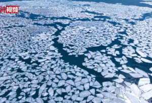 航拍青海湖:半湖清水半湖冰 高原春景入画来
