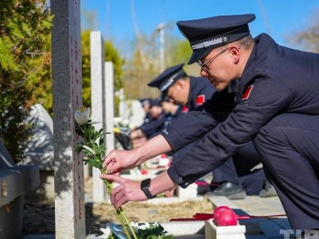 描红墓碑寄哀思 宣讲事迹励后人——日喀则民警清明前夕祭奠先烈