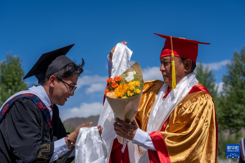 西藏藏医药大学举行2026年毕业典礼