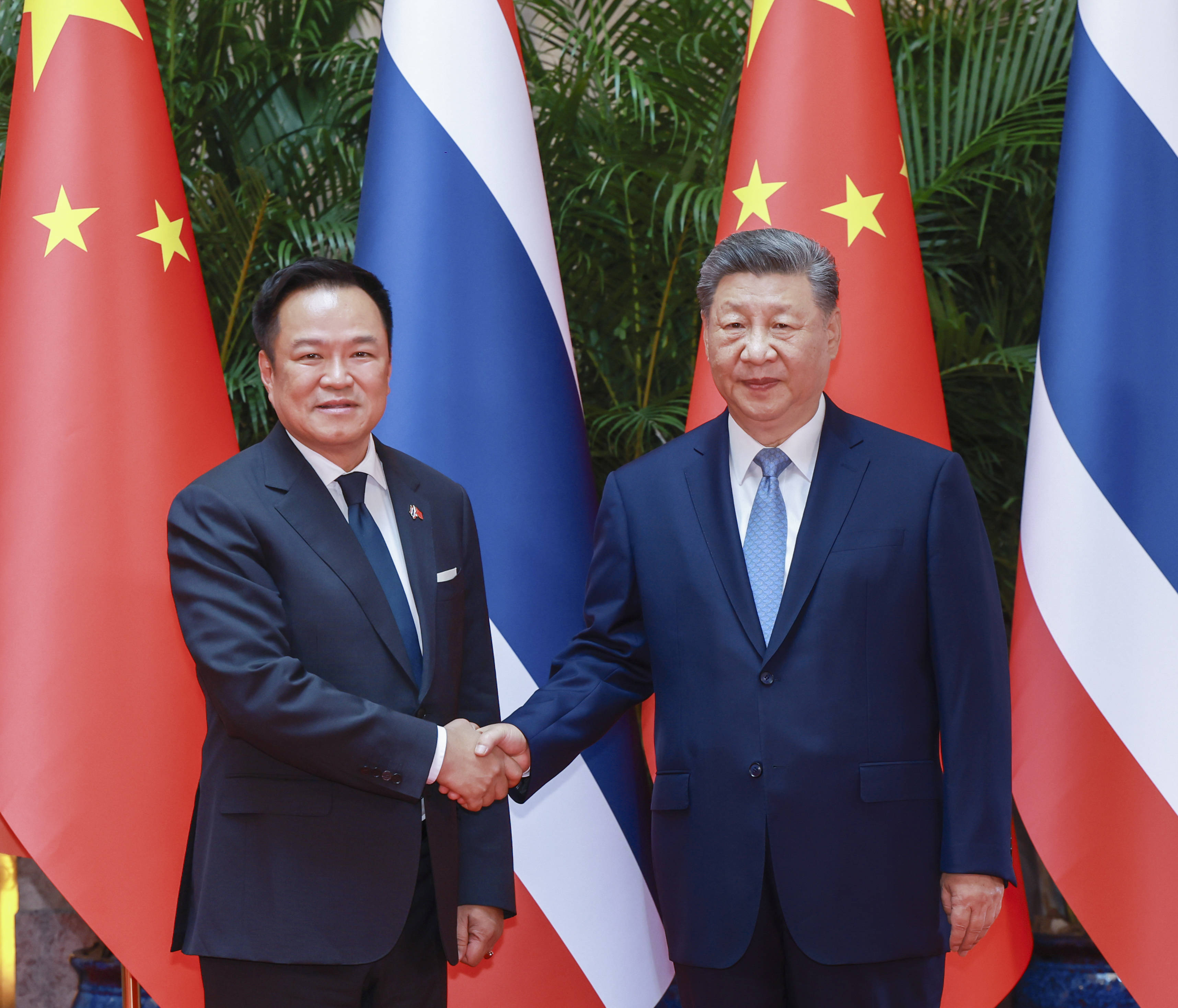 习近平会见泰国总理阿努廷