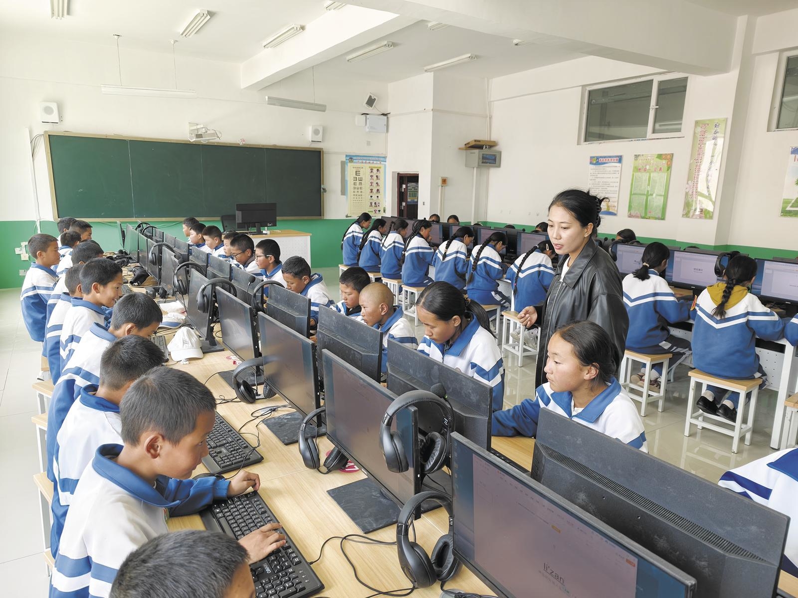 学生正在上课。
