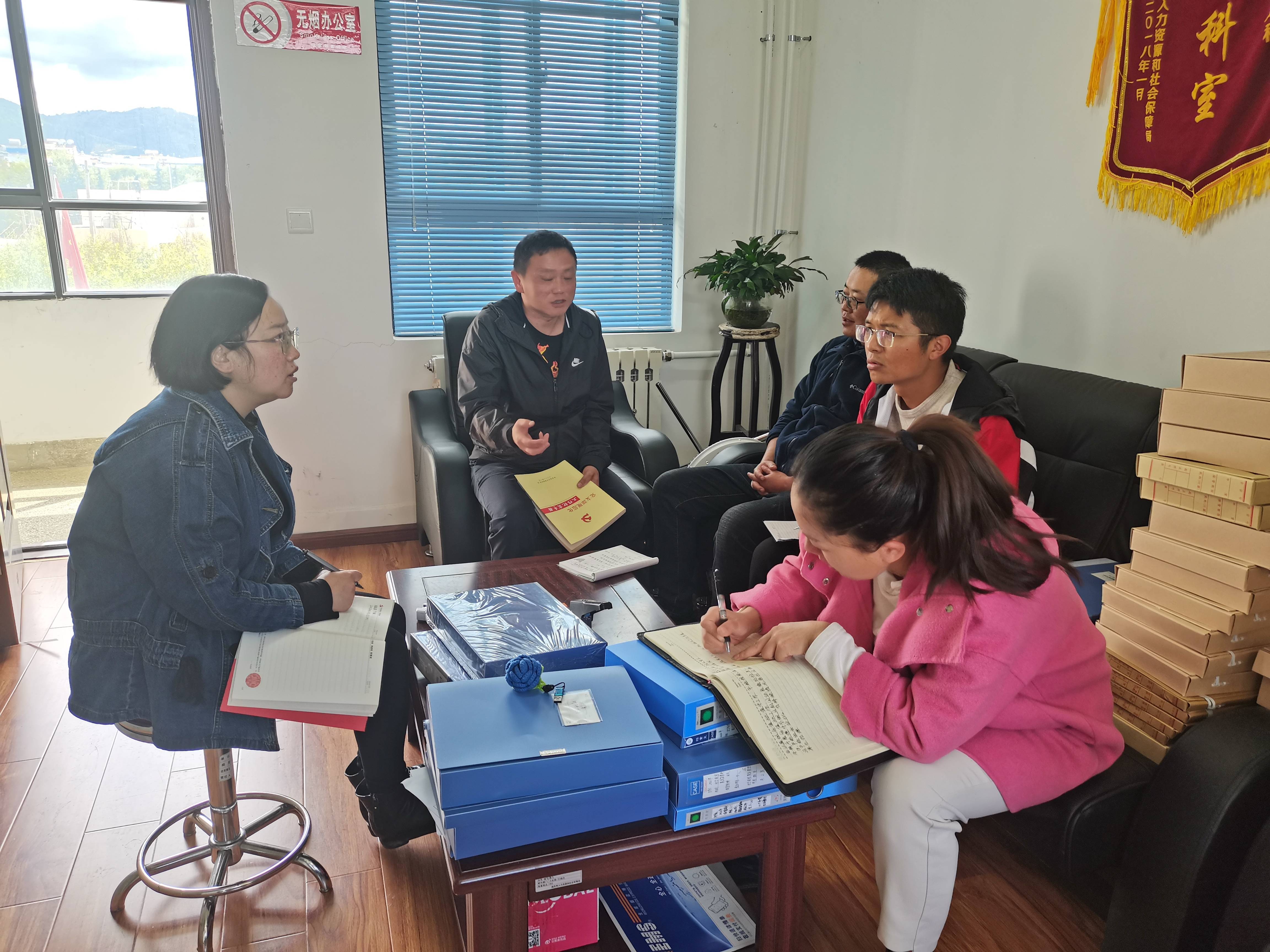 雪域高原上的“格桑花”——记迪庆州优秀共产党员、州人力资源和社会保障局人力资源流动管理科科长李中丽