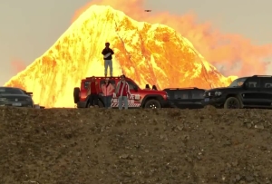 四川甘孜现日照金山震撼美景