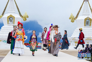 གངས་རིའི་འདབས་ཀྱི་མི་རིཊ་གྱོན་ཆས་འགྲེམས་སྟོན་རྫིག་པོ་འདུག