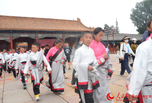 བྱིས་པའི་དུས་ཆེན་ལ་མི་རིགས་མཐུན་སྒྲིལ་ཡར་ཐོན་གྱི་མེ་ཏོག་རབ་ཏུ་བཞད།