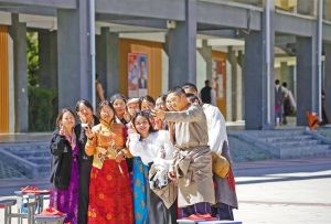 གདེང་ཚོད་ཆེན་པོས་མཐོ་རྒྱུགས་ལ་སྟ་གོན་བྱེད།