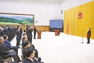 རྒྱལ་སྲིད་སྤྱི་ཁྱབ་ཁང་གིས་རྩ་ཁྲིམས་ལ་དམ་བཅའ་འཇོག་པའི་མཛད་སྒོ་སྤེལ་ཞིང་ཙུང་ལི་ལི་ཆང་གིས་དམ་བཅའ་བཞག་པར་ལྟ་སྐུལ་མཛད།