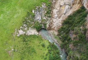 མཚོ་སྔོན་ནས་གནའ་བོའི་བྲག་ཞུན་ས་དབྱིབས་འདི་འདྲ་ཞིག་རྙེད་འདུག