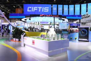 ཀྲུའུ་ཞི་ཞི་ཅིན་ཕིང་གིས་༢༠༢༣ལོའི་ཀྲུང་གོའི་རྒྱལ་སྤྱིའི་ཞབས་ཞུ་ཉོ་ཚོང་ཚོང་འདུའི་འཛམ་གླིང་ཞབས་ཞུ་ཉོ་ཚོང་རྩེ་འཛོམས་གྲོས་ཚོགས་ཐོག་གཟུགས་ལམ་བརྒྱུད་ནས་ཤིས་ཚིག་ཕུལ་བར་དོ་སྣང་ཆེན་པོ་ཐོབ།