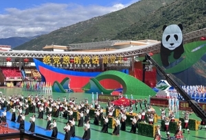 阿坝州庆进行时②方阵巡演 展阿坝民族团结风采