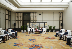 黄强会见来川出席首届金熊猫奖的重要外宾