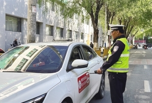 拉萨市多部门联合开展停车秩序引导整治 雪新村路段违法停车现象少了