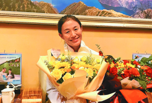 མཚན་སྙན་ཐོབ་ཅིང་རྒྱལ་ཁའི་ངང་ཕྱིར་ལོག་པའི་ཆོས་དབྱིངས་སྐྱིད་ཀྱི་གདོང་ལ་དྲོད་སྐྱིད་ཀྱི་འཛུམ་མདངས་ཀྱིས་ཁེངས་ཡོད།
