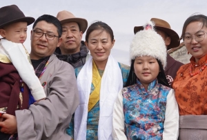 泪水下的荣光——切阳什姐载誉归乡记