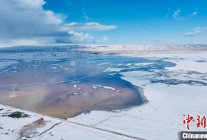 雪后黄河源头星星海宛如宝石落人间