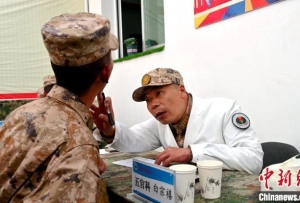 西藏军医踏雪巡诊 为边防官兵提供健康保障