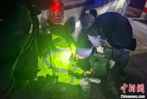 唐古拉山持续降雪 西藏安多警方全力保通