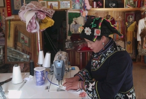 一针一线40载 绣出幸福花