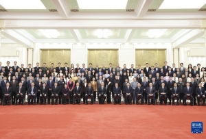 ཀྲུང་གོའི་གསར་འགྱུར་བྱ་དགའ་དང་ཁྲང་ཅང་ཐའོ་ཧྥུན་བྱ་དགའ་སྤྲོད་པའི་སྙན་ཞུ་ཚོགས་འདུ་པེ་ཅིན་དུ་བསྡུས།