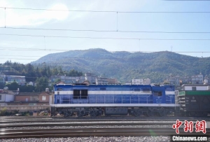 云南丽香铁路每日开行货物列车2列 货运突破8000吨