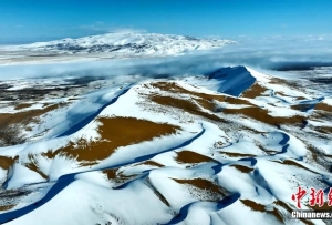 雪落青海湖金沙湾：明暗交错若大自然的“咖啡拉花”