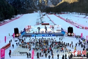 四川汶川羌人谷滑雪场正式开滑