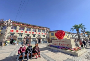 开年看一线｜冬访江河源头第一县 小城街道“石榴”红