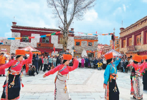 四川理塘：让更多游客走进“天空之城”