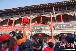 高原“小北京”：民众品粥赏民俗 畅游古城过腊八