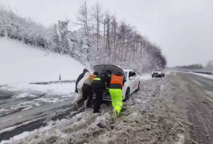 出行注意 雅西高速道路结冰实行交通管制