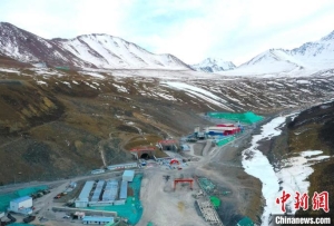 中国罕见“四高”隧道祁连山2号隧道全面贯通