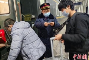 青藏集团公司定制今年首趟专列 助务工人员顺利返乡过年