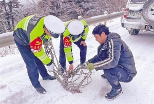 海拔4728米上的“24小时守护”——色季拉山上的靓丽“风警”