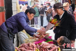 （新春见闻）西藏年货市场民众话家常：新房、新衣和“古突”