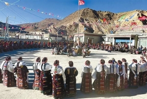 ​རྒྱས་གཞས་འཁྲབ་ནས་ལོ་གསར་ལ་རྟེན་འབྲེལ་ཞུས་པ།
