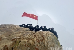 西藏戍边民警在风雪中巡逻踏查