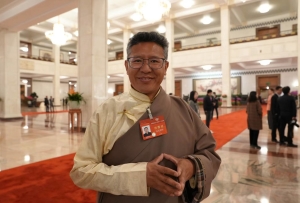 ཟླ་བ་དོན་གྲུབ་ཀྱིས་ཁ་བའི་ལྗོངས་སུ་ནས་ཀྱི་ཕུགས་འདུན་དོན་དུ་གཉེར།