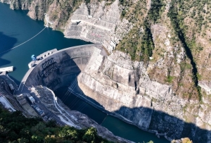 新华全媒+丨雅砻江流域水风光一体化基地累计发电量突破1万亿千瓦时