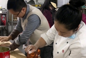 雅江妇女同胞为扑救队员做馍馍