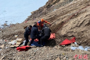 青海玉树：车辆坠入50米深山底 消防紧急救援