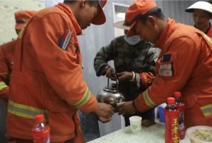 雅江县河口镇三道桥村藏族同胞为前来增援的消防员们准备餐食