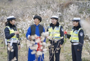 泸定:快板说唱交通安全