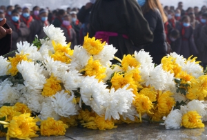 ཧུང་ཡོན་རྫོང་གིས་དྭངས་གསལ་དུས་ཆེན་དུ་སྔོན་གཤེགས་དཔའ་བོའི་བང་སོར་མཆོད་འབུལ་བྱེད་པའི་བྱེད་སྒོ་སྤེལ།