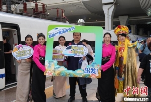 坐着高铁游九寨沟 川青铁路试运行常态化动车旅游专列