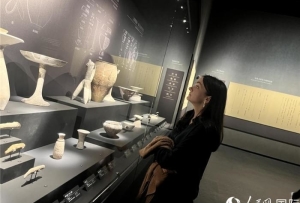 外国游客走进三星堆博物馆 感受古蜀文明的辉煌